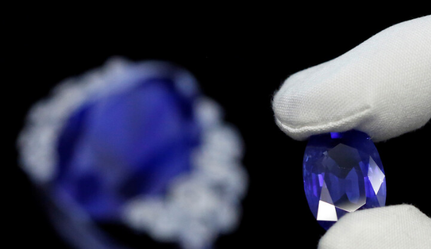 اكتشاف حجر ياقوت أزرق ضخم في سريلانكا وقيمته المتوقعة